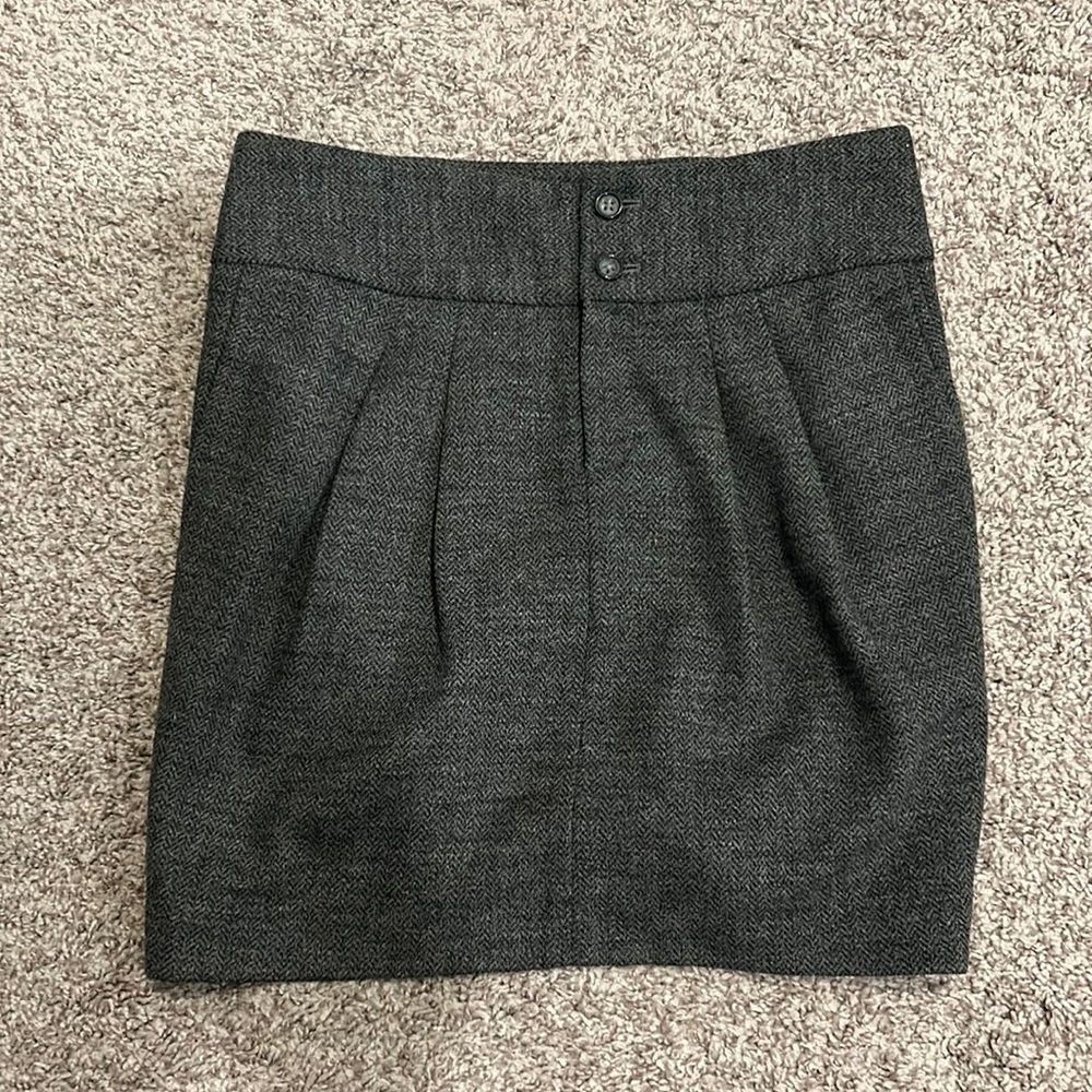 Banana Republic wool short skirt. Size 2. Excellent condition. Dark Gray color.